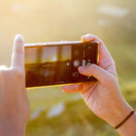 スマートフォンで写真を撮る手元