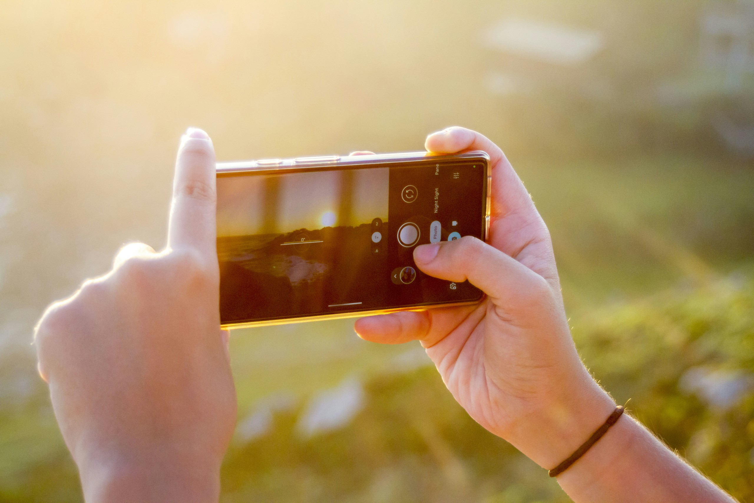 スマートフォンで写真を撮る手元