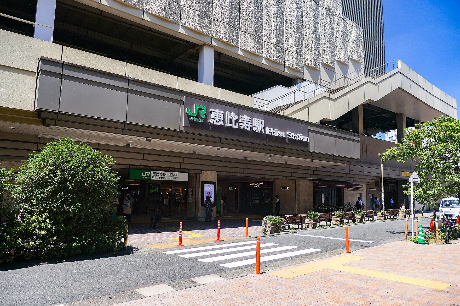 JR恵比寿駅の西口（MEDUSAは西口から約20m）