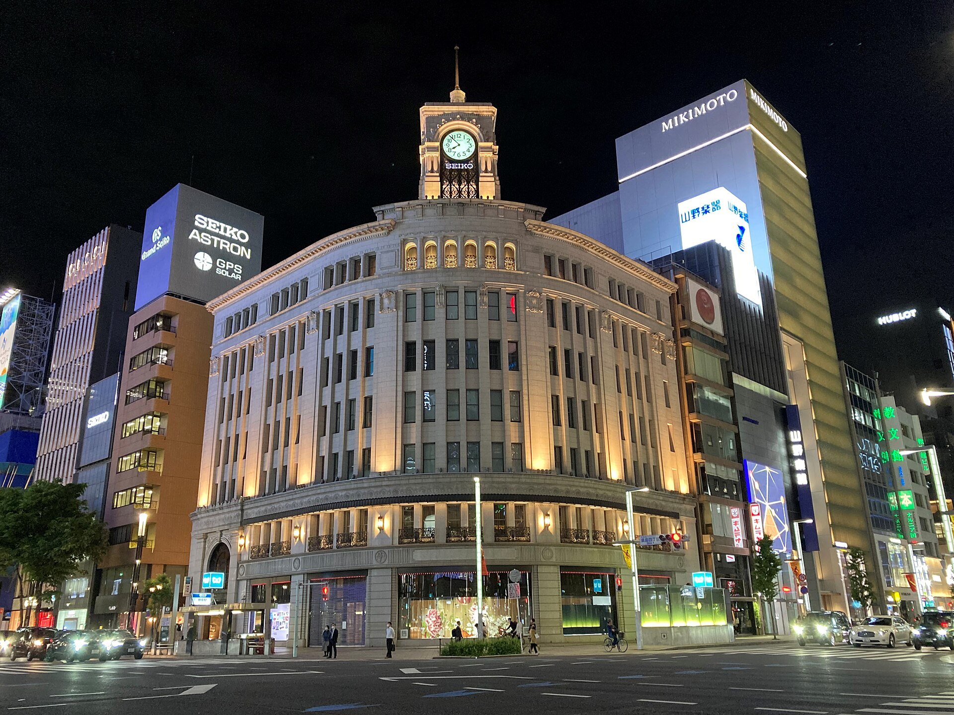 銀座四丁目交差点と和光の時計塔（ポルトファーロの窓から望める景色）