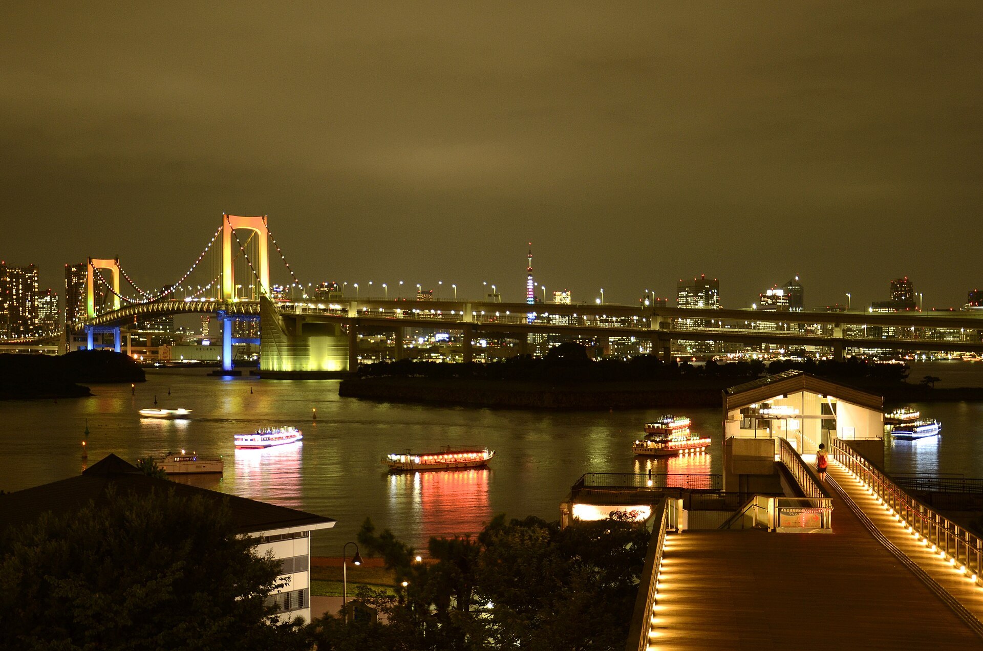 東京湾の夜景（レインボーブリッジと東京タワー）