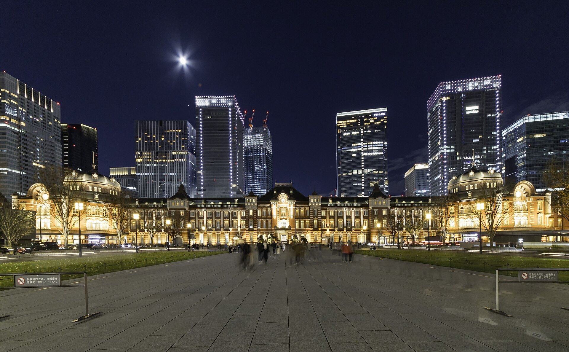 東京駅丸の内駅舎の夜景（XEX TOKYOの窓から望める景色）