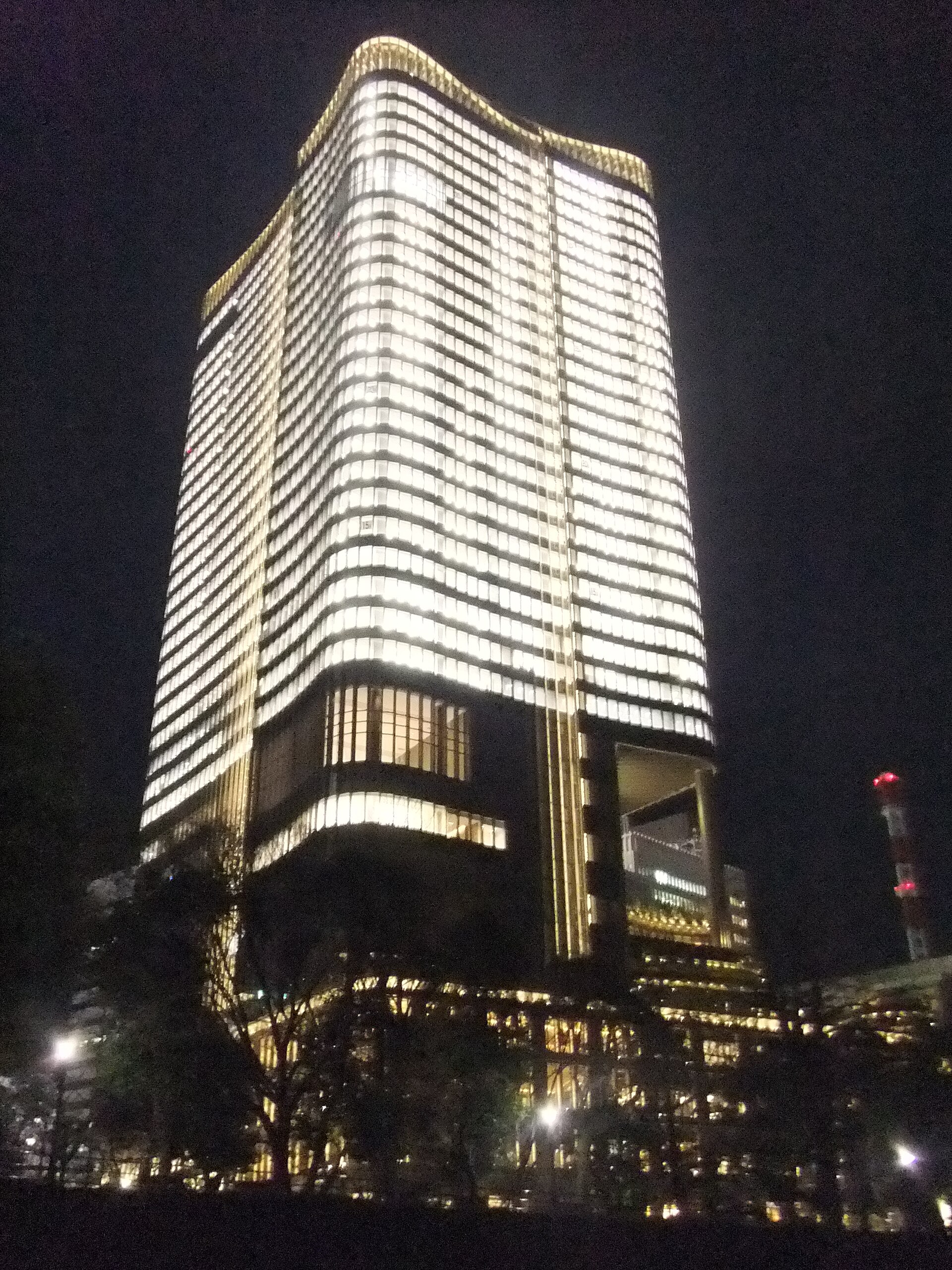夜の東京ミッドタウン日比谷（2017年撮影）