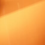 オレンジ色の壁に差し込む柔らかな光