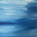 青い筆致に白が添えられた抽象画