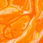 オレンジと白の液体が渦巻く抽象模様