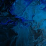 青と黒が混ざり合う流体の抽象画