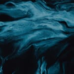 青灰色の流体が広がる暗い抽象画