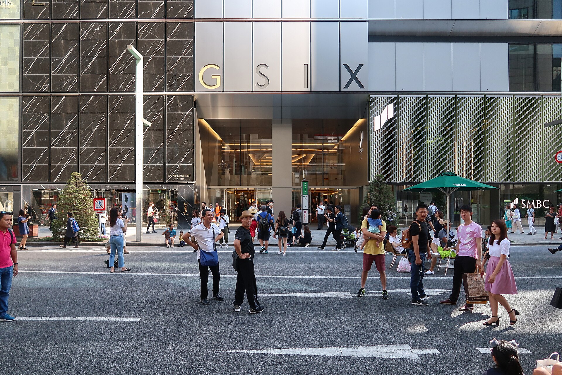GINZA SIXの入口